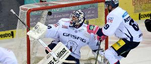 Einschlag. Die Eisbären Berlin kassieren das 0:1 - wie so oft in dieser verkorksten Saison.