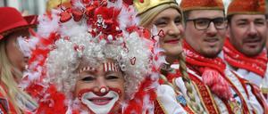 Karnevalisten in Köln feiern beim Rosenmontagszug - trotz der Sorge vor schweren Sturmböen.