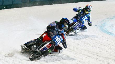 Vorne dabei. Dmitri Koltakow (Nummer 106) gilt als der größte Star des Eisspeedway-Sports.