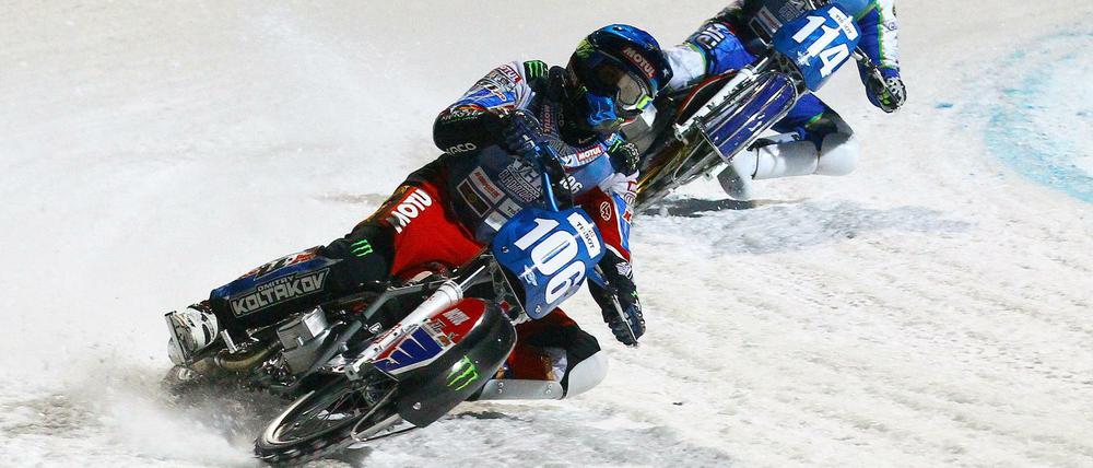 Vorne dabei. Dmitri Koltakow (Nummer 106) gilt als der größte Star des Eisspeedway-Sports.