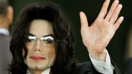 Michael Jackson winkt, bevor sein Prozess im Santa Barbara County courthouse beginnt. (Archivbild 2005)