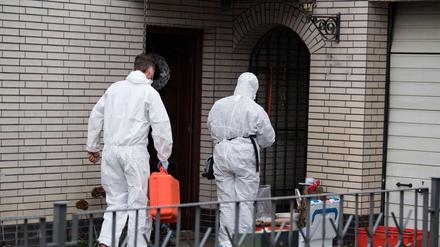Kriminaltechniker der Berliner Polizei untersuchten am Freitag das Haus der Schwester der verschwundenen 15-jährigen Rebacca.