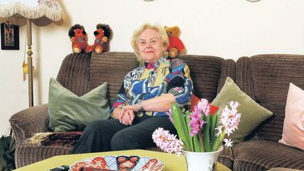 Zweite Etage: Anja Walther, Rentnerin. Für Anja Walther, 83, ist die Welt in ihrer Zwei-Zimmer-Wohnung in Ordnung. "Alles ist hier altersgerecht", sagt sie. "U-Bahn und Busse halten vor der Tür, sechs Busstationen nach links geht's zum KaDeWe, sechs Stationen weiter nach rechts in den Grunewald." Die quirlige alte Dame, früher Friseuse, nützt die günstige Lage, genießt ihre Stadtbummel oder die Spaziergänge an den Grunewaldseen. Zum Ku'damm und ihren Lieblingscafés am Adenauer Platz kehrt sie danach immer wieder gerne zurück in ihr Zuhause. Seit 50 Jahren lebt Anja Walther dort, seit 25 Jahren in der Nummer 73. "Das ist mein Kiez, hier fühl' ich mich wohl", sagt sie. Ihr Balkon, bepflanzt mit Stiefmütterchen, spielt eine wichtige Rolle. "Sonne bis 15 Uhr und unten ist immer was los." Wenn sie mal nicht mehr runter kann, hat sich was zu gucken. "Das ist die beste Lebensversicherung."