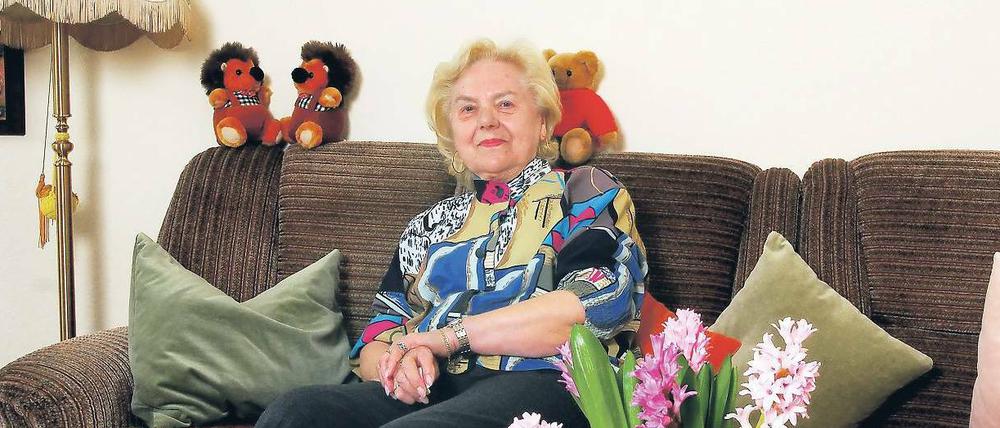 Zweite Etage: Anja Walther, Rentnerin. Für Anja Walther, 83, ist die Welt in ihrer Zwei-Zimmer-Wohnung in Ordnung. "Alles ist hier altersgerecht", sagt sie. "U-Bahn und Busse halten vor der Tür, sechs Busstationen nach links geht's zum KaDeWe, sechs Stationen weiter nach rechts in den Grunewald." Die quirlige alte Dame, früher Friseuse, nützt die günstige Lage, genießt ihre Stadtbummel oder die Spaziergänge an den Grunewaldseen. Zum Ku'damm und ihren Lieblingscafés am Adenauer Platz kehrt sie danach immer wieder gerne zurück in ihr Zuhause. Seit 50 Jahren lebt Anja Walther dort, seit 25 Jahren in der Nummer 73. "Das ist mein Kiez, hier fühl' ich mich wohl", sagt sie. Ihr Balkon, bepflanzt mit Stiefmütterchen, spielt eine wichtige Rolle. "Sonne bis 15 Uhr und unten ist immer was los." Wenn sie mal nicht mehr runter kann, hat sich was zu gucken. "Das ist die beste Lebensversicherung."