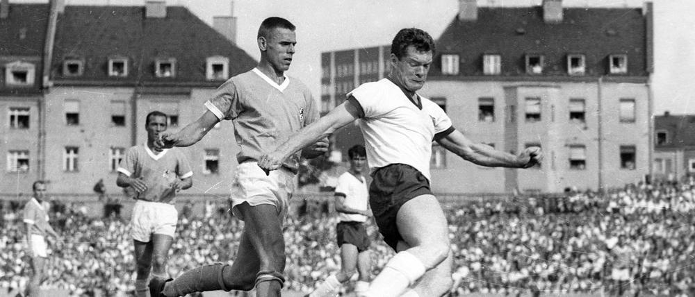  Zwei Hauptfiguren im ersten Stadtderby der Fußball-Bundesliga: Timo Konietzka (li., 1860 München) und Dieter Danzberg vom FC Bayern. 