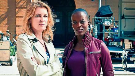 Bestraft mit Ehekrisen und Betreuungsnöten.  Die Lindholm und Schmitz (Maria Furtwängler, Florence Kasumba).