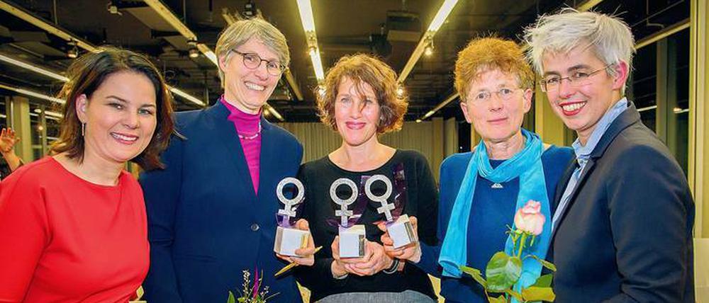 Ein Gewinn. Annalena Baerbock, Bundesvorsitzende der Bündnisgrünen (l.), gratulierte den mit dem Anne-Klein-Frauenpreis ausgezeichneten Ärztinnen Natascha Nicklaus, Nora Szász und Kristina Hänel. Auch die frauen- und queerpolitische Sprecherin der Grünen-Bundestagsfraktion, Ulle Schauws, erinnerte an die Namensgeberin als Motivatorin.