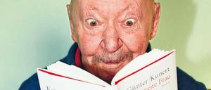 Skeptiker mit satirischem Grimm. Der Schriftsteller Günter Kunert mit seinem gerade erschienenen Buch. Foto: Georg Wendt/dpa