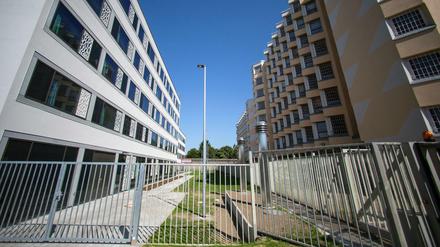Links die neue Sicherungsverwahrung in der JVA Tegel, rechts die Haftanstalt. 