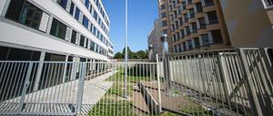 Links die neue Sicherungsverwahrung in der JVA Tegel, rechts die Haftanstalt. 
