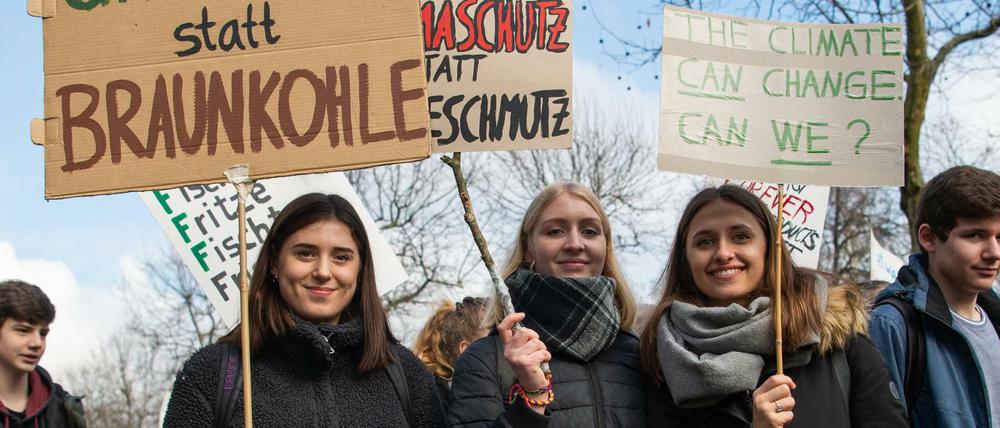 Die Demonstrationen von Schülern für den Klimaschutz - wie hier in Düsseldorf - bekommen Zuspruch aus der Wissenschaft.