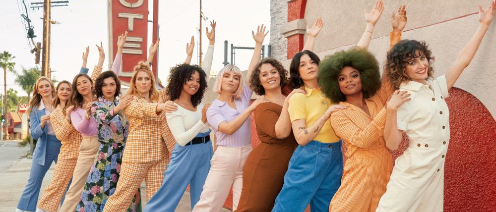 Die elf Tänzerinnen der Tanzkompanie "L.A. City Municipal Dance Squad".