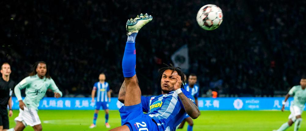 Akrobatisch. Valentino Lazaro und Hertha BSC wollen den Heimsieg gegen Mainz 05 beim SC Freiburg vergolden