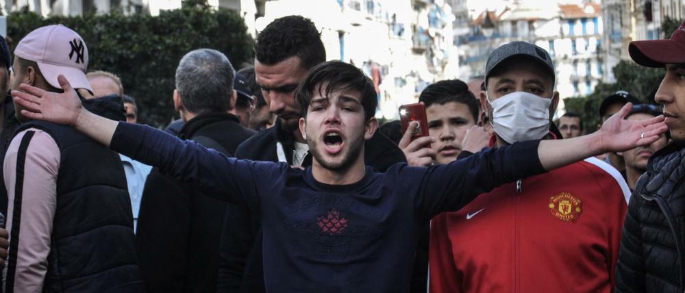 Demonstranten protestieren in Algier gegen die erneute Kandidatur des amtierenden Präsidenten Bouteflika.