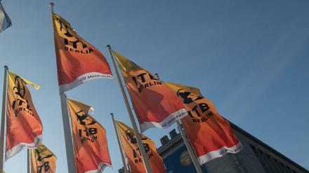  Auf dem Messegelände wehen die Fahnen der Internationalen Tourismus-Börse ITB.