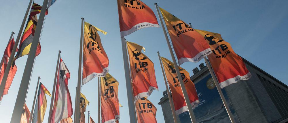  Auf dem Messegelände wehen die Fahnen der Internationalen Tourismus-Börse ITB.
