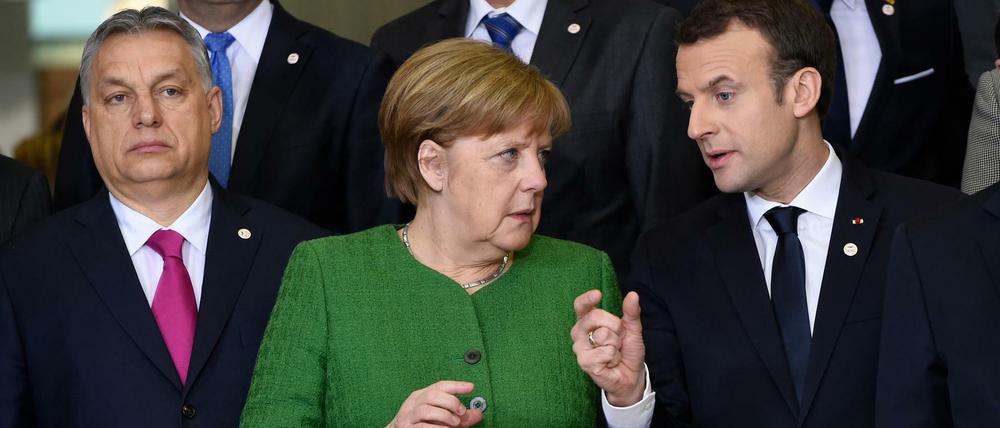 Ungarns Regierungschef Viktor Orban, Kanzlerin Angela Merkel und Frankreichs Präsident Emmanuel Macron (von links nach rechts).