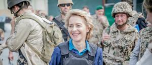 Eine Verteidigungsministerin ist eher die Ausnahme: Ursula von der Leyen beim Truppenbesuch in Kabul.