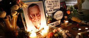 Am Montag wurde bekannt, dass Stan Lee im Alter von 95 Jahren in einem Krankenhaus in Los Angeles gestorben ist. Mit Blumen und Kerzen nehmen Fans auf dem Hollywood Walk of Fame Abschied von ihrem Idol. Hier lesen Sie einen ausführlichen Tagesspiegel-Nachruf auf ihn.
