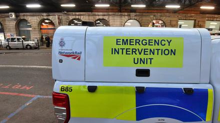 Ein Fahrzeug der britischen Transportpolizei ist am Bahnhof Waterloo in London zu sehen. 