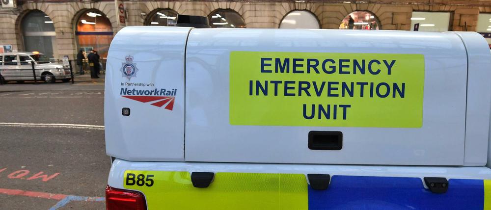 Ein Fahrzeug der britischen Transportpolizei ist am Bahnhof Waterloo in London zu sehen.