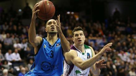 Albas Peyton Siva (links) steigt zum Korbleger hoch.