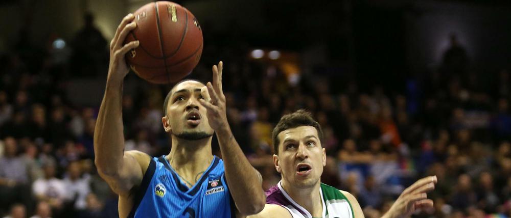 Albas Peyton Siva (links) steigt zum Korbleger hoch.