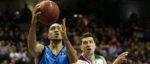 Albas Peyton Siva (links) steigt zum Korbleger hoch.