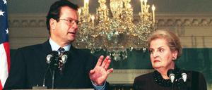 1997 gab Klaus Kinkel als deutscher Außenminister eine Pressekonferenz mit seiner US-Amtskollegin Madeleine Albright. Kinkel ist am Dienstag im Alter von 82 Jahren verstorben. 
