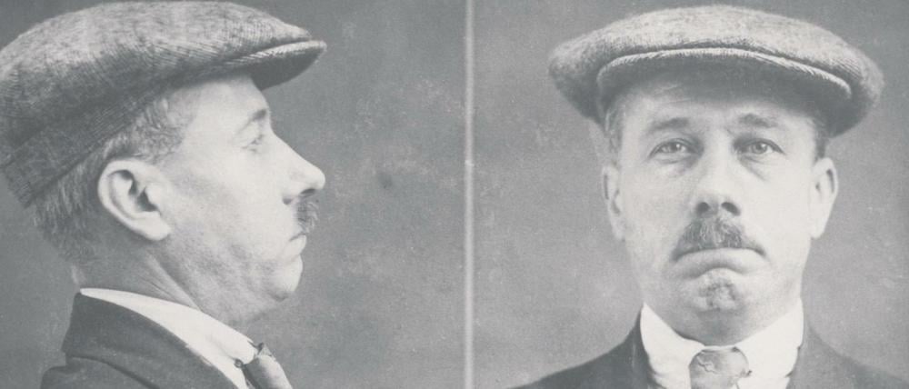 In London nimmt die Polizei 1923 einen Mann fest, der sich als Ret Marut ausgibt. Im Verhör gesteht er, Otto Feige zu sein.