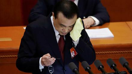 Der chinesische Ministerpräsident Li Keqiang kommt bei seiner Eröffnungsrede beim Volkskongress ins Schwitzen.