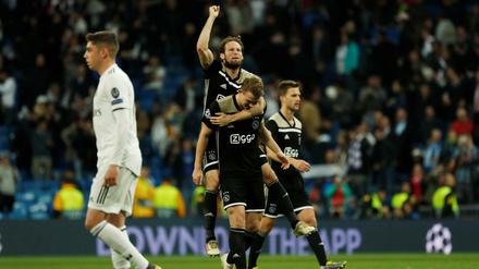 Hoch sollen sie leben. Die Ajax-Spieler Daley Blind (oben) und Matthijs de Ligt feiern den Sieg gegen Real Madrid.