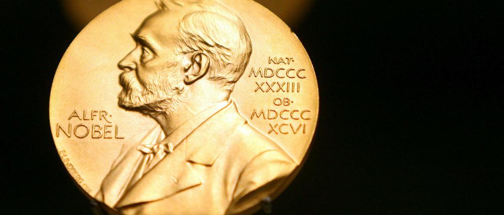 Eine Medaille mit Alfred Nobel, dem verstorbenen Stifter des Preises.