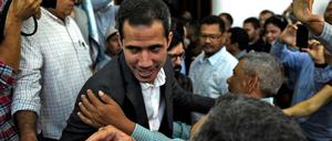 Venezuelas Interimspräsident Juan Guaidó wurde bei seiner Rückkehr nach Caracas von Tausenden Anhängern begrüßt.