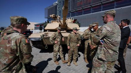 US-Soldaten vor einem Abrams-Kampfpanzer.