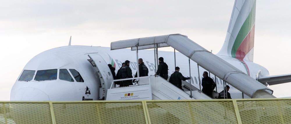 Am Flughafen Berlin-Schönefeld soll es künftig eine Sammelstelle für Abzuschiebende geben.