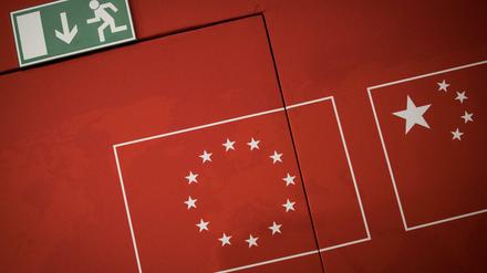 Piktogramme der Flaggen Europas und Chinas an einer Wand.