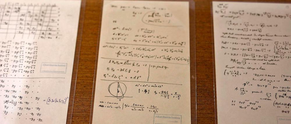 Seiten des Manuskripts von Albert Einstein.