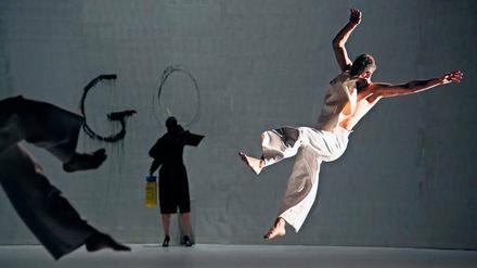 Die Schrift an der Wand. Waltz-Tänzer suchen einen Ausweg aus der Wellness-Welt. 