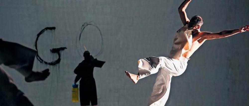 Die Schrift an der Wand. Waltz-Tänzer suchen einen Ausweg aus der Wellness-Welt.