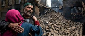 Eine Frau tröstet einen Verwandten, nachdem sein Haus im von Indien kontrollierten Kaschmir zerstört wurde. 