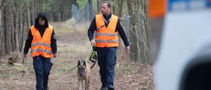 Die Suche geht weiter: Wie hier am Freitag, werden auch am Samstag wieder Polizisten nach der vermissten Rebecca Reusch suchen.