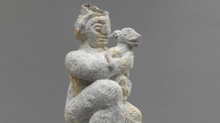 Berndt Wildes "Frau mit Hund" aus Sandstein, 2018.