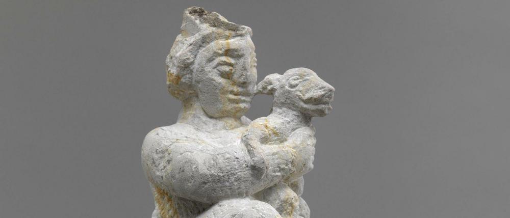 Berndt Wildes "Frau mit Hund" aus Sandstein, 2018.