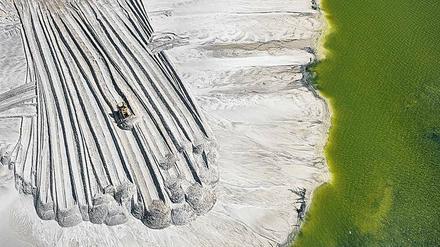 Bleiche Ernte. "Phosphor Tailings Ponds #4, Near Lakelands, Florida, USA", 2012.