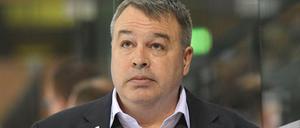 Dickes Fell. Doch auch Eisbären-Trainer Stephane Richer lassen die Pfiffe nicht kalt.