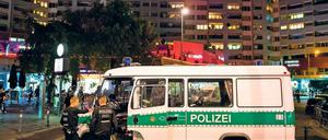 Mord am Kotti: Ein Mannschaftswagen der Polizei steht in der Tatnacht am Kottbusser Tor. Nun wurde der 24-Jährige Koray T. zu acht Jahren Haft wegen Mordes verurteilt.