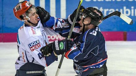 Gut gekämpft. Die Eisbären um Louis-Marc Aubry blieben am Mittwoch in Straubing standhaft.