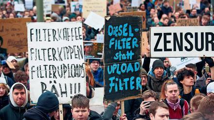 In Sorge um ein freies Internet: Bei Demonstrationen in mehreren deutschen Städten, wie am vergangenen Samstag in Berlin, wird vor allem gegen die zur Durchsetzung der EU-Urheberrechtsrichtlinie nötigen Upload-Filter gekämpft. 