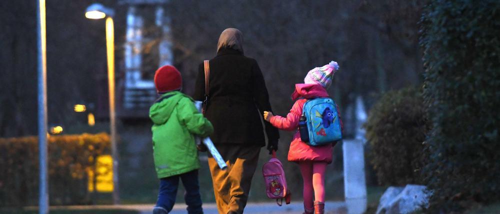 Bei dauerhafter Sommerzeit müssten Kinder morgens öfter bei Dunkelheit zur Schule gehen, warnt der Lehrerverband.